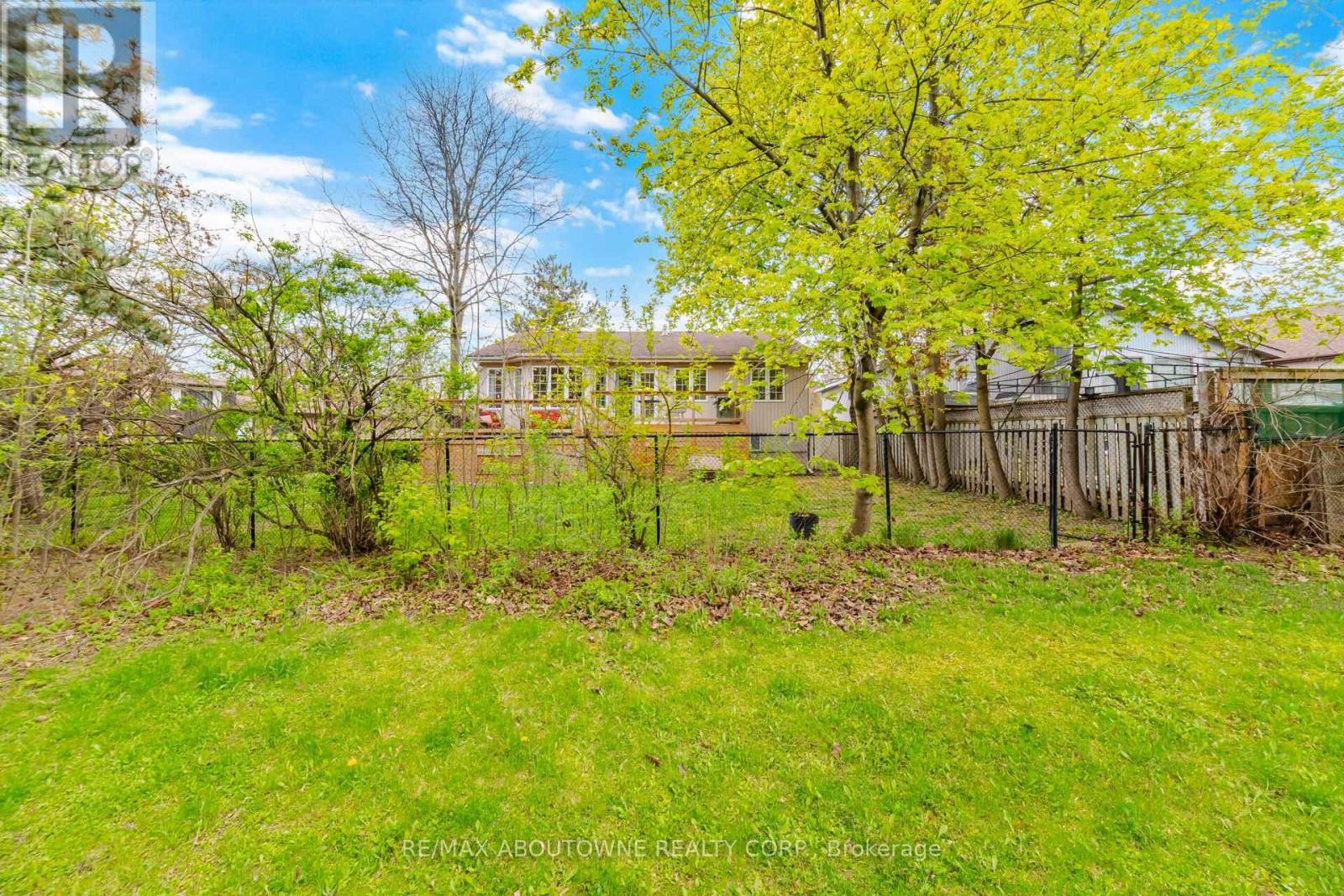 












41 PLAINSMAN ROAD

,
Mississauga (Streetsville),




Ontario
L5N1C4

