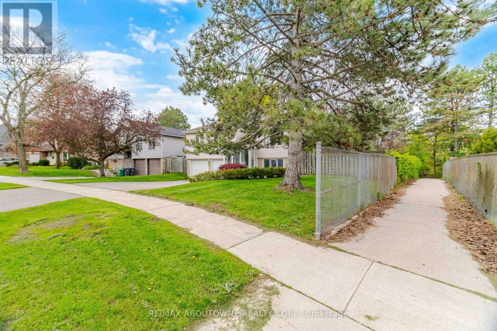 












41 PLAINSMAN ROAD

,
Mississauga (Streetsville),




Ontario
L5N1C4

