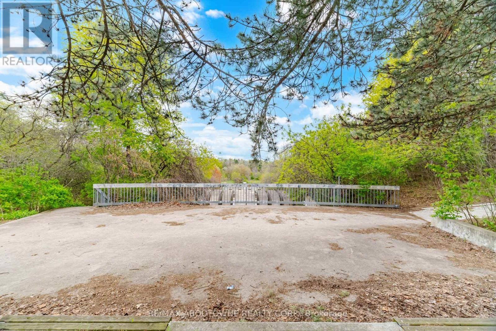 












41 PLAINSMAN ROAD

,
Mississauga (Streetsville),




Ontario
L5N1C4

