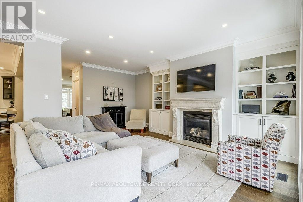 












21 CHISHOLM STREET

,
Oakville (CO Central),




Ontario
L6K3W2


