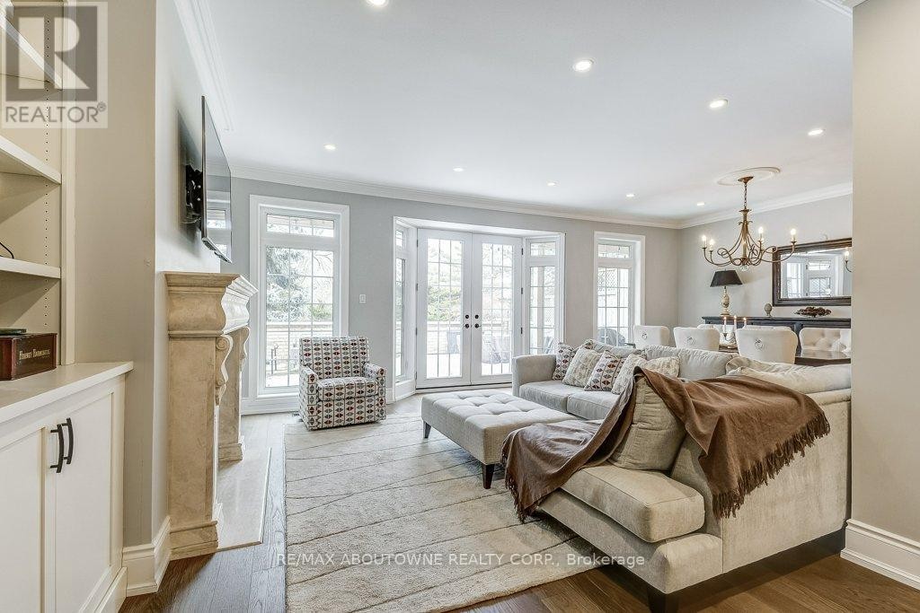 












21 CHISHOLM STREET

,
Oakville (CO Central),




Ontario
L6K3W2

