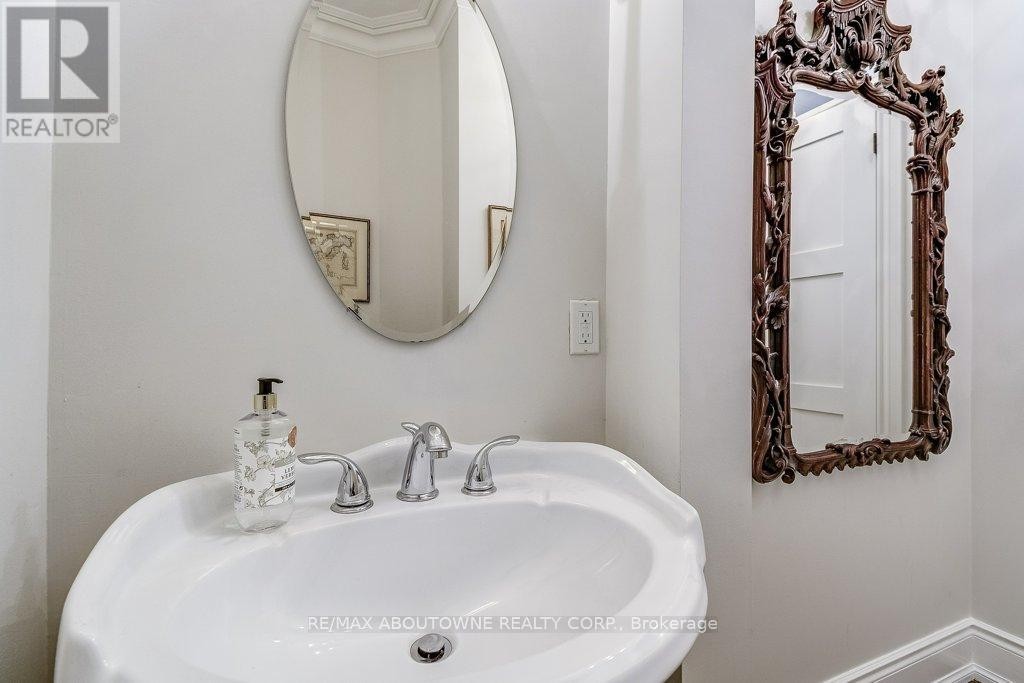 












21 CHISHOLM STREET

,
Oakville (CO Central),




Ontario
L6K3W2

