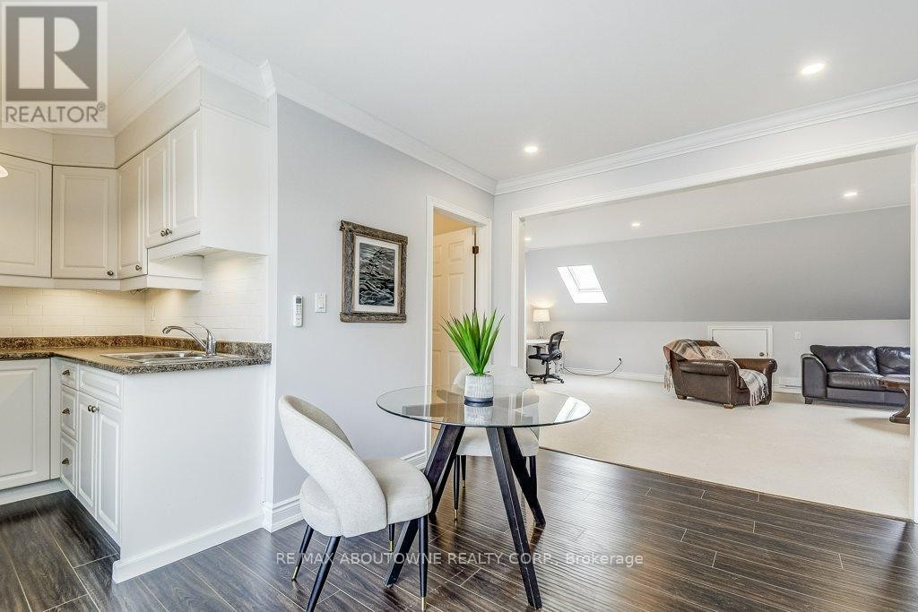 












21 CHISHOLM STREET

,
Oakville (CO Central),




Ontario
L6K3W2


