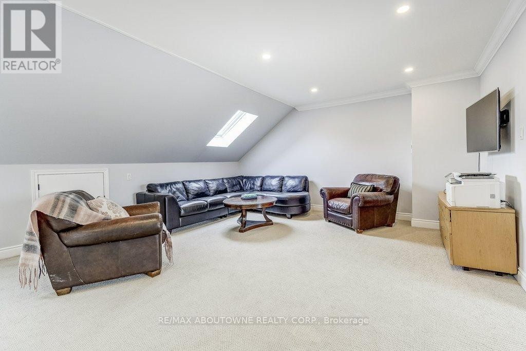 












21 CHISHOLM STREET

,
Oakville (CO Central),




Ontario
L6K3W2

