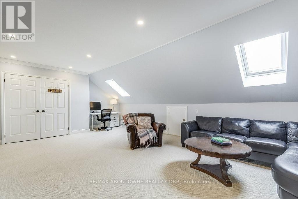 












21 CHISHOLM STREET

,
Oakville (CO Central),




Ontario
L6K3W2

