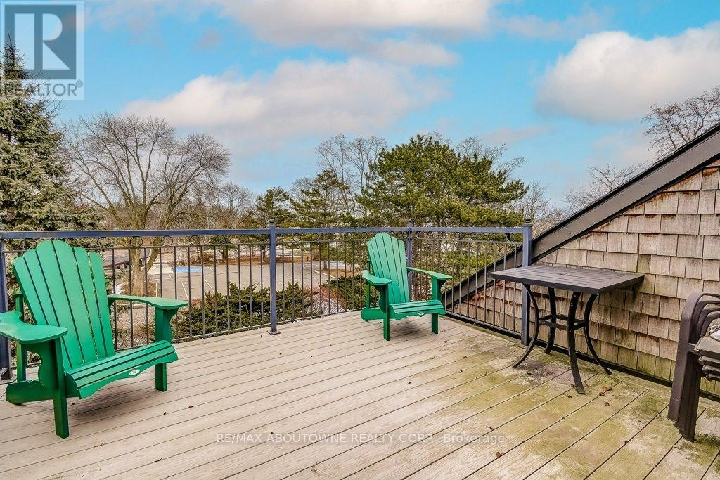 












21 CHISHOLM STREET

,
Oakville (CO Central),




Ontario
L6K3W2

