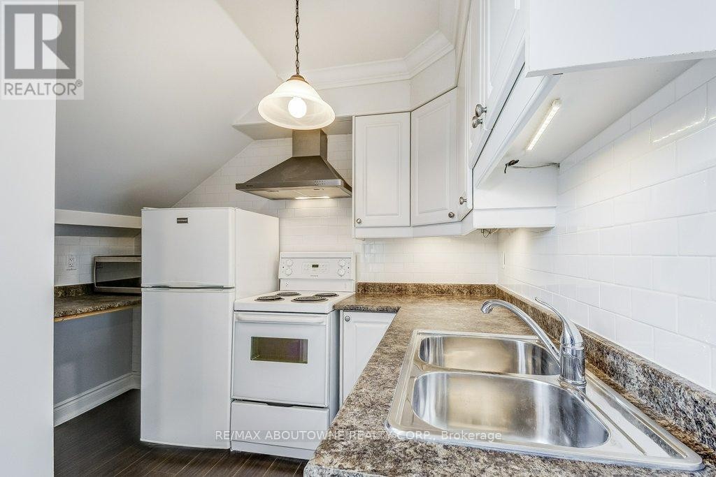 












21 CHISHOLM STREET

,
Oakville (CO Central),




Ontario
L6K3W2

