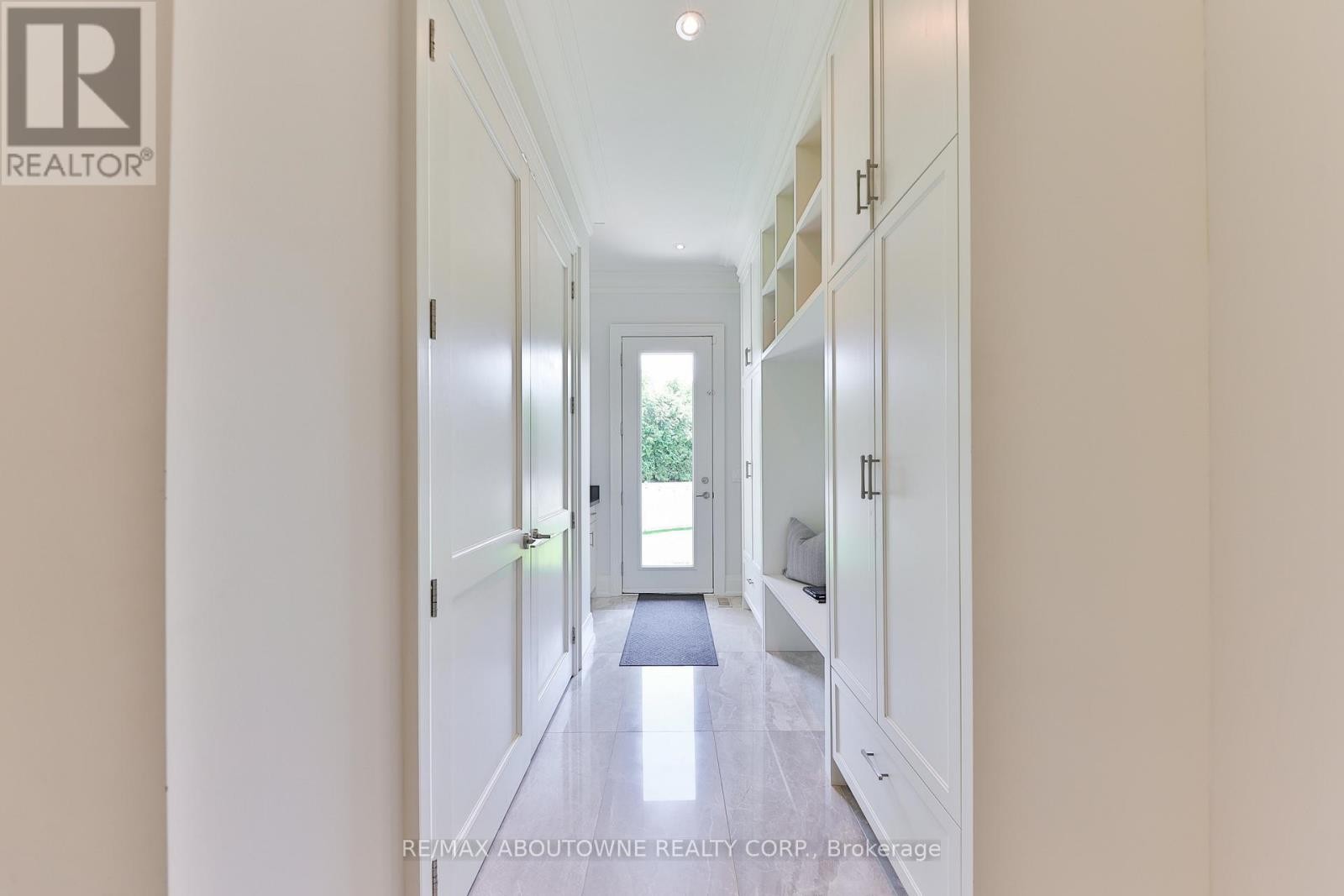 












408 SAVILLE CRESCENT

,
Oakville (WO West),




Ontario
L6L3T8

