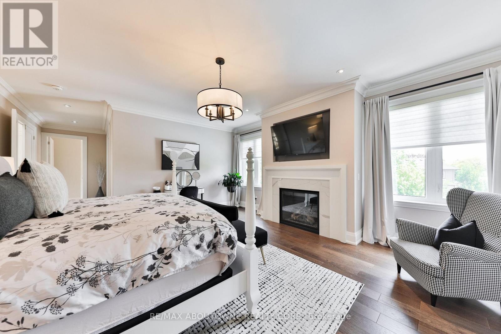












408 SAVILLE CRESCENT

,
Oakville (WO West),




Ontario
L6L3T8

