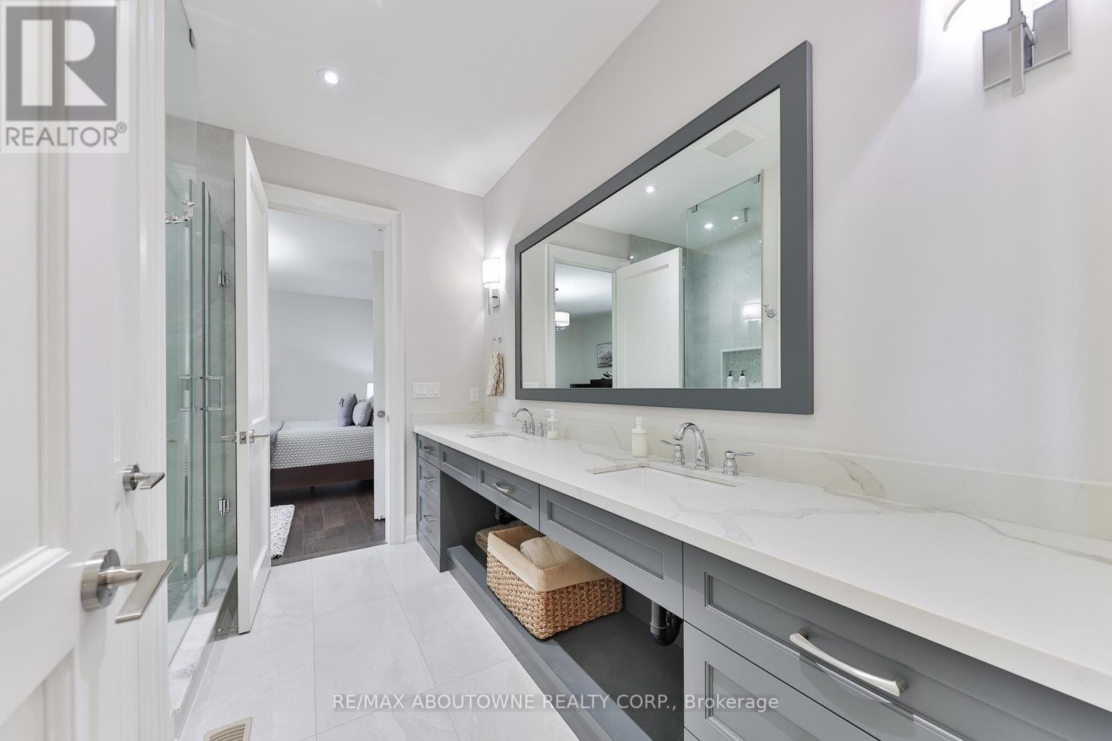 












408 SAVILLE CRESCENT

,
Oakville (WO West),




Ontario
L6L3T8

