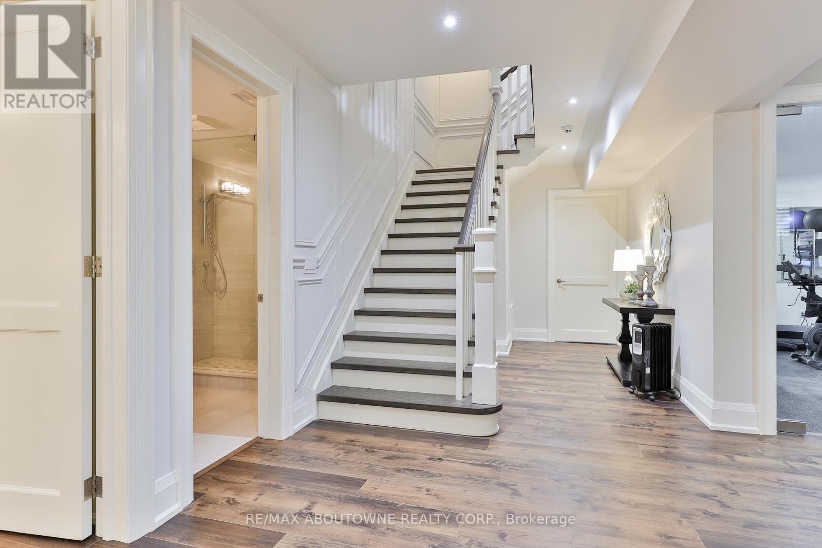 












408 SAVILLE CRESCENT

,
Oakville (WO West),




Ontario
L6L3T8

