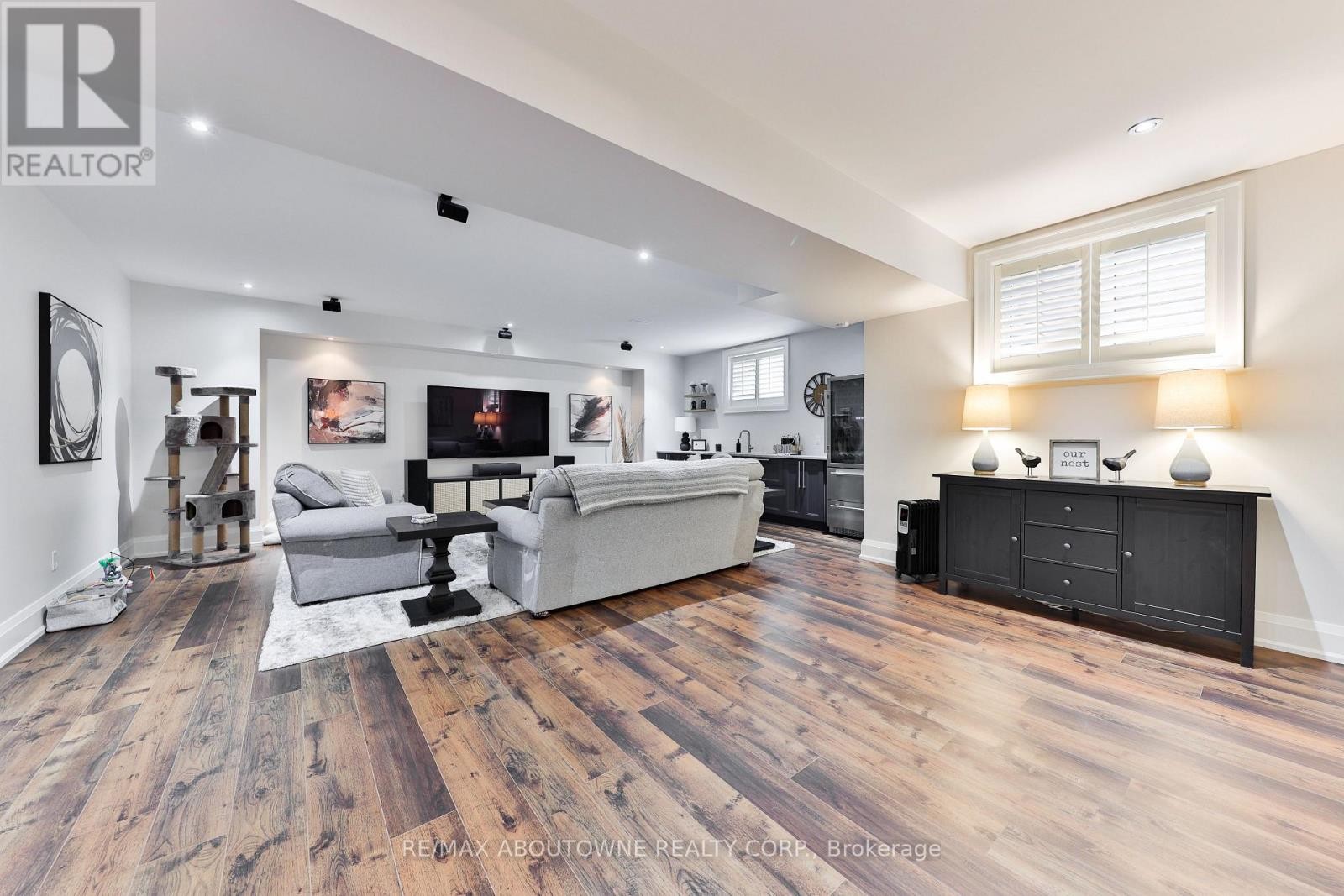 












408 SAVILLE CRESCENT

,
Oakville (WO West),




Ontario
L6L3T8

