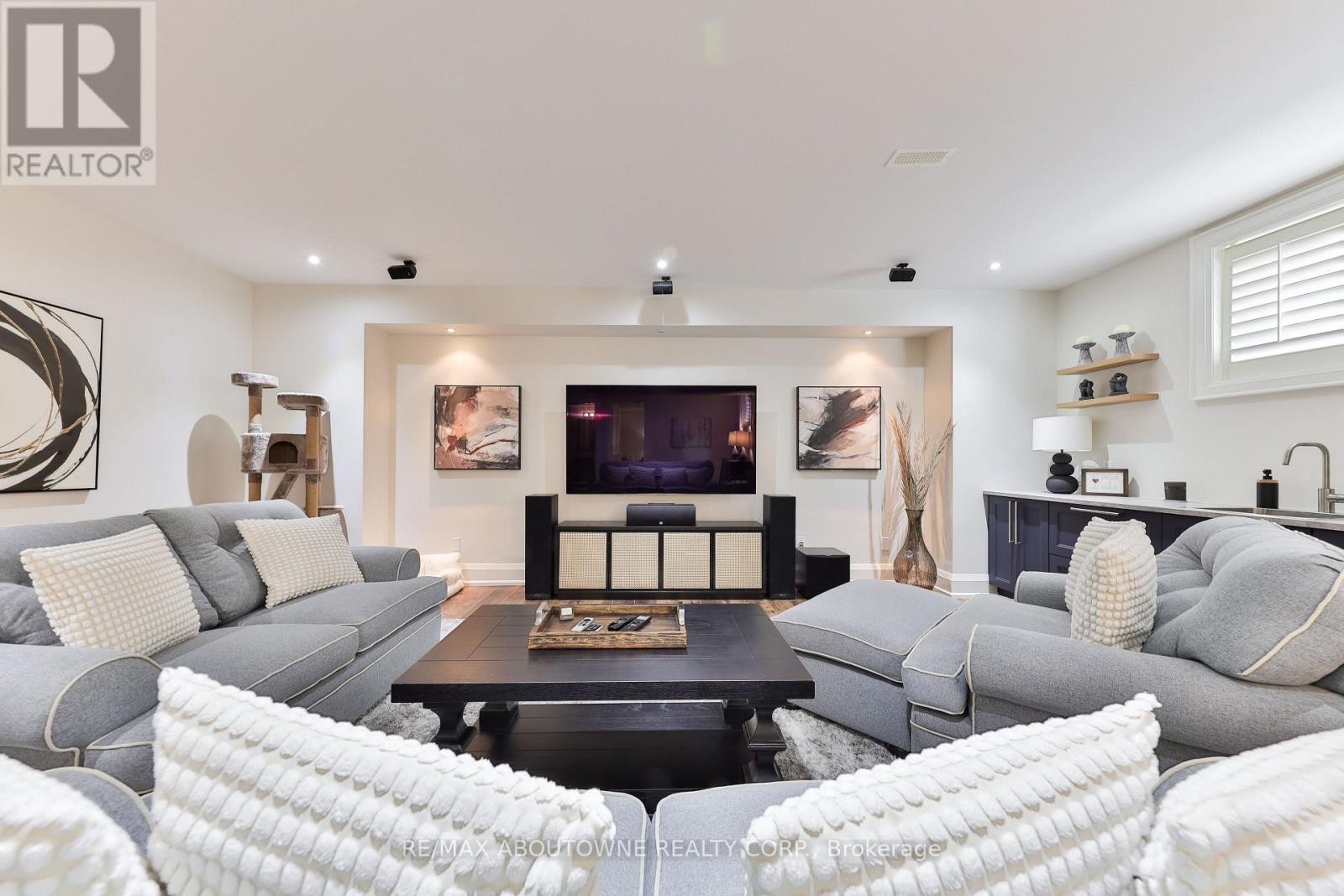 












408 SAVILLE CRESCENT

,
Oakville (WO West),




Ontario
L6L3T8

