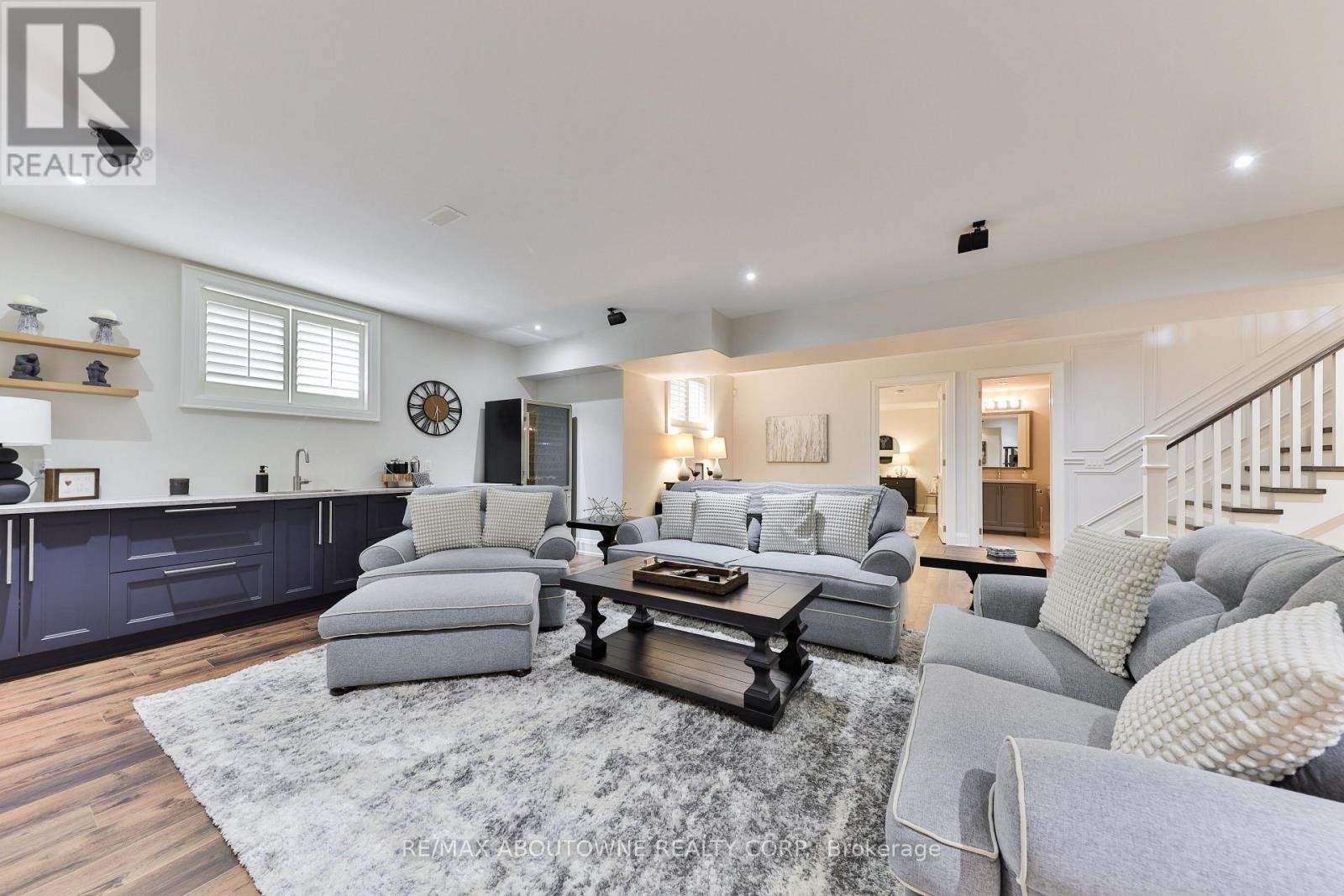 












408 SAVILLE CRESCENT

,
Oakville (WO West),




Ontario
L6L3T8

