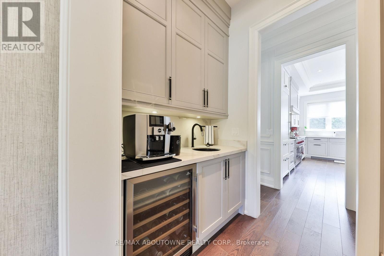 












408 SAVILLE CRESCENT

,
Oakville (WO West),




Ontario
L6L3T8

