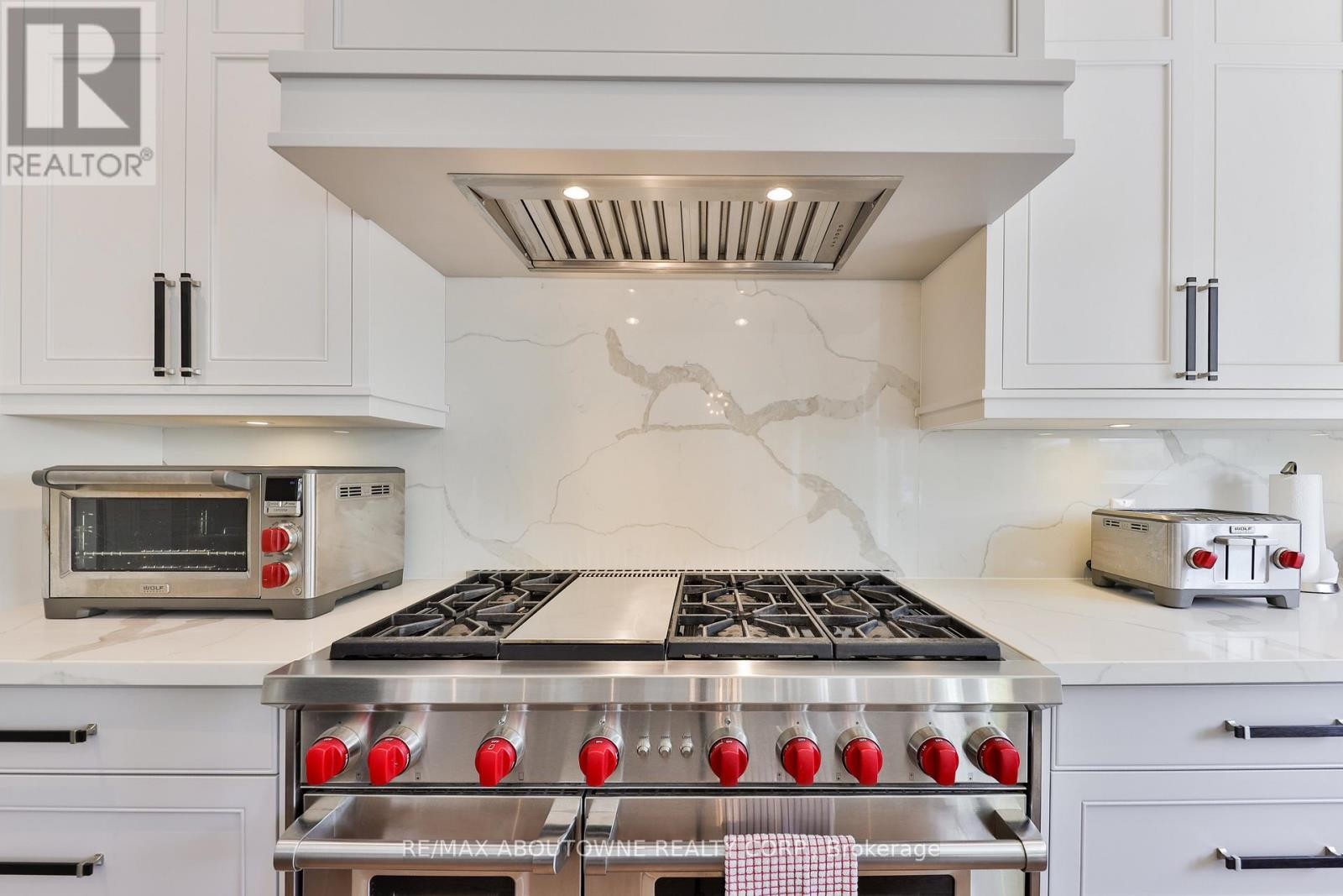 












408 SAVILLE CRESCENT

,
Oakville (WO West),




Ontario
L6L3T8

