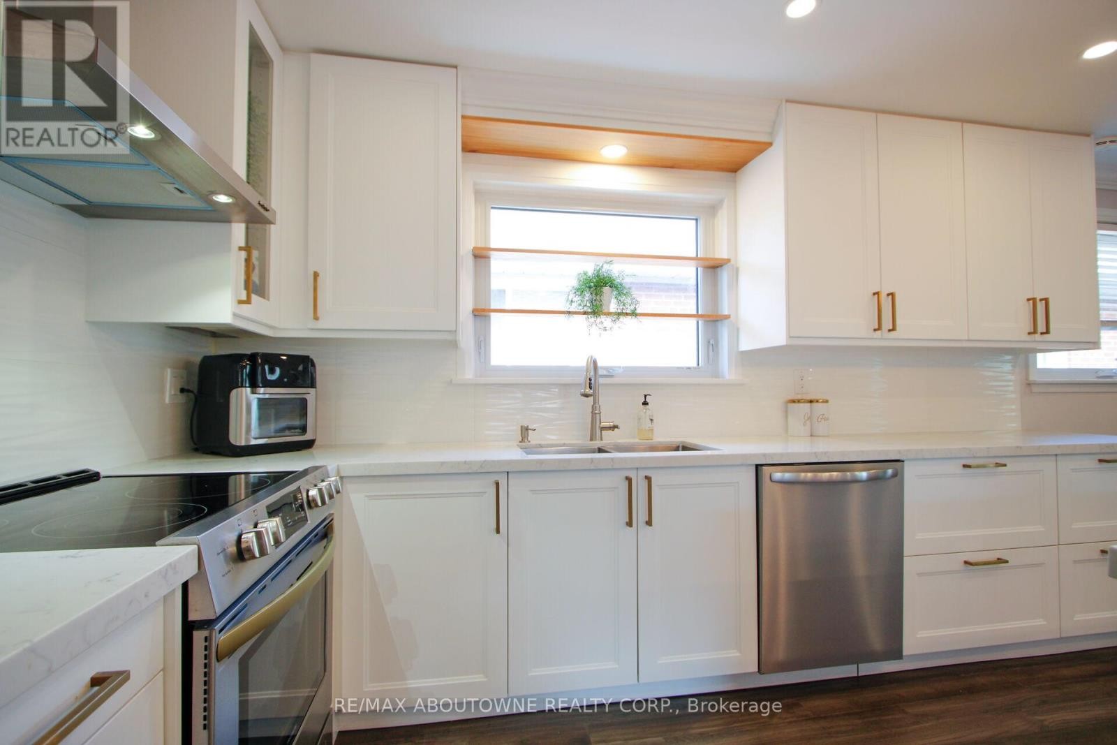 












3302 CARDROSS ROAD

,
Mississauga (Applewood),




Ontario
L4X2N2

