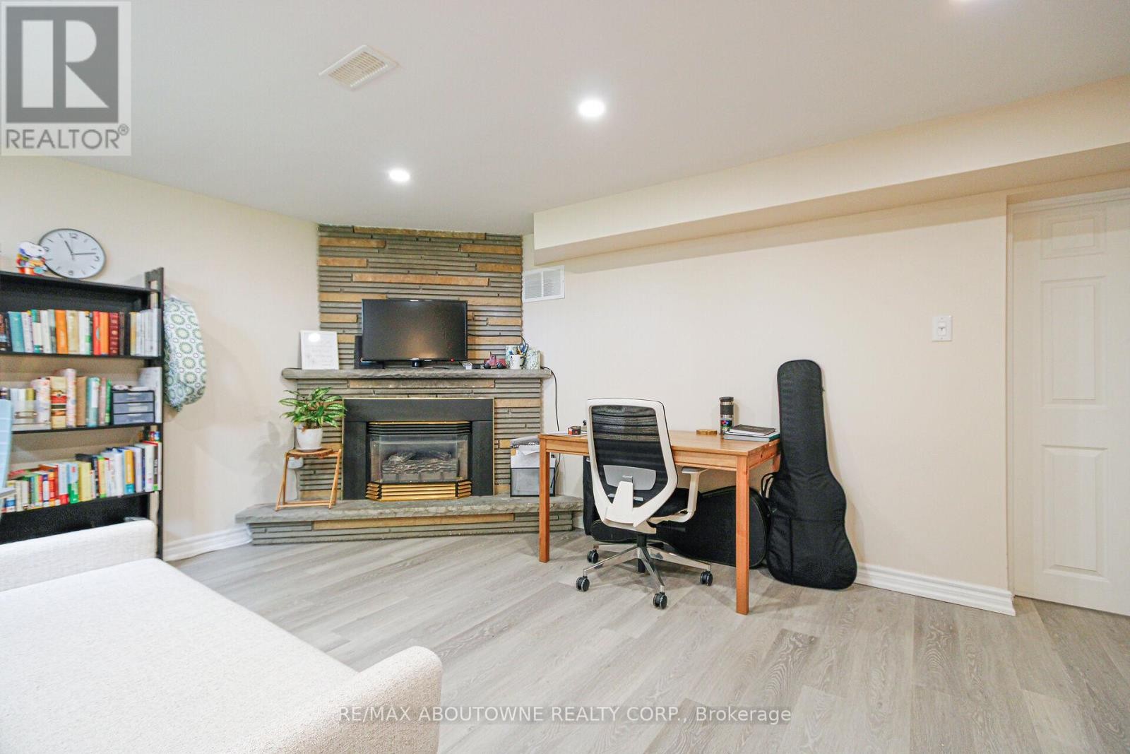 












3302 CARDROSS ROAD

,
Mississauga (Applewood),




Ontario
L4X2N2

