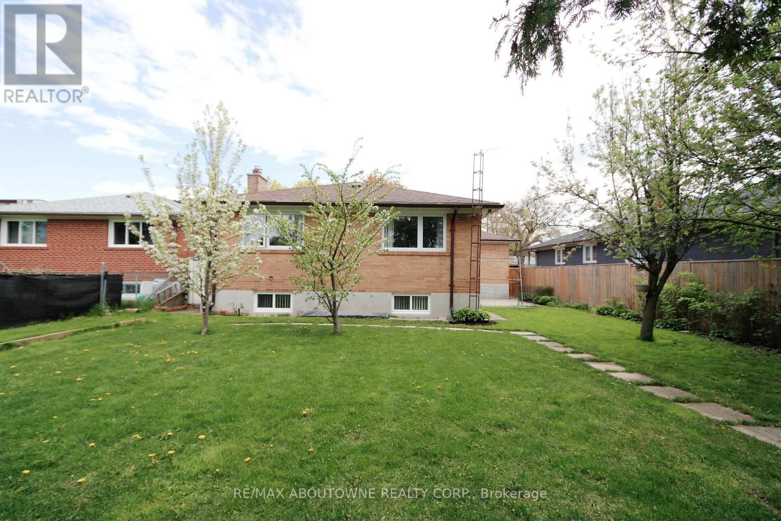












3302 CARDROSS ROAD

,
Mississauga (Applewood),




Ontario
L4X2N2

