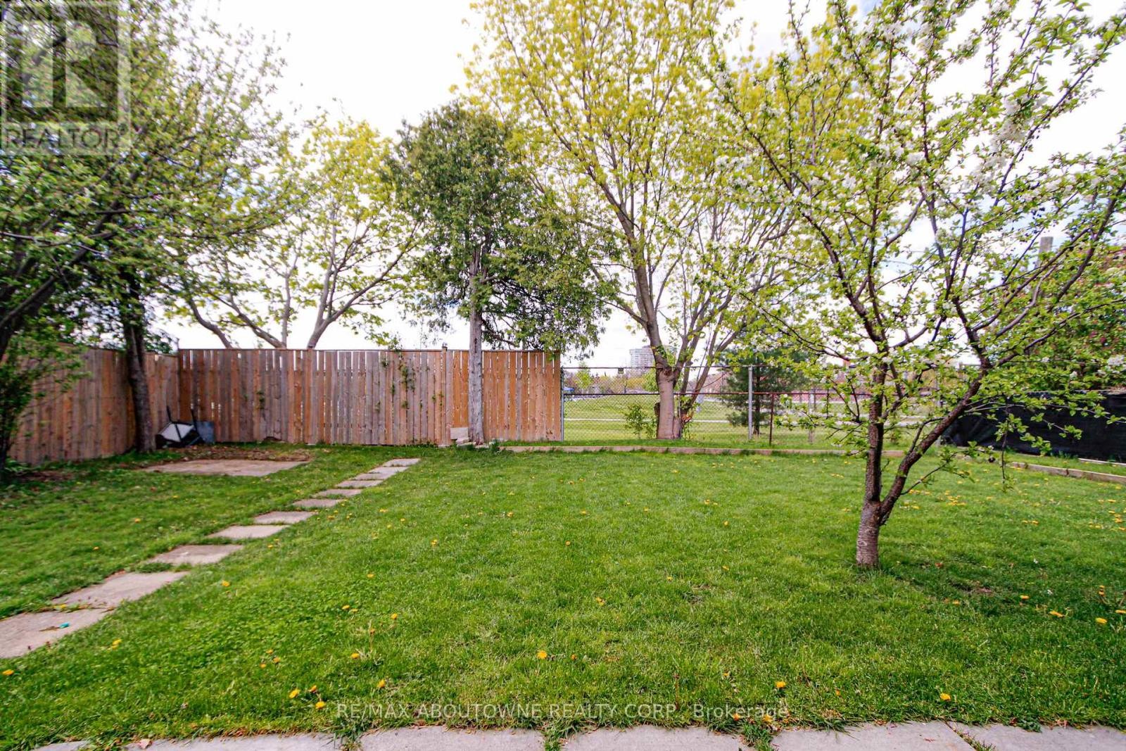 












3302 CARDROSS ROAD

,
Mississauga (Applewood),




Ontario
L4X2N2

