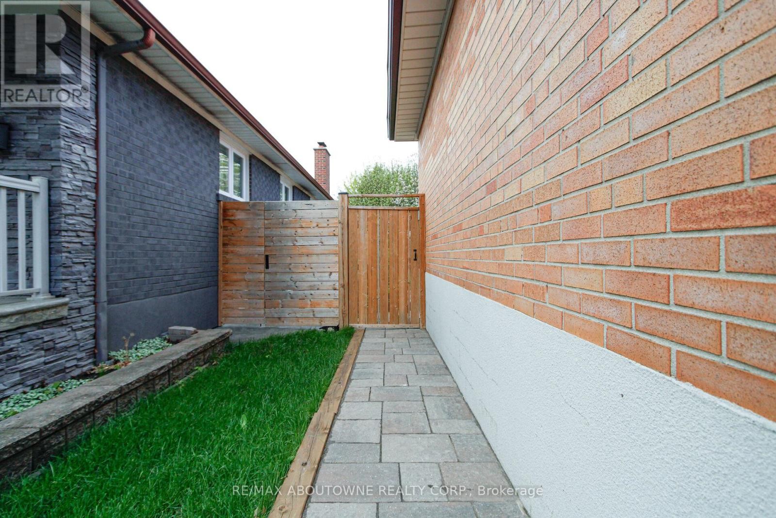 












3302 CARDROSS ROAD

,
Mississauga (Applewood),




Ontario
L4X2N2

