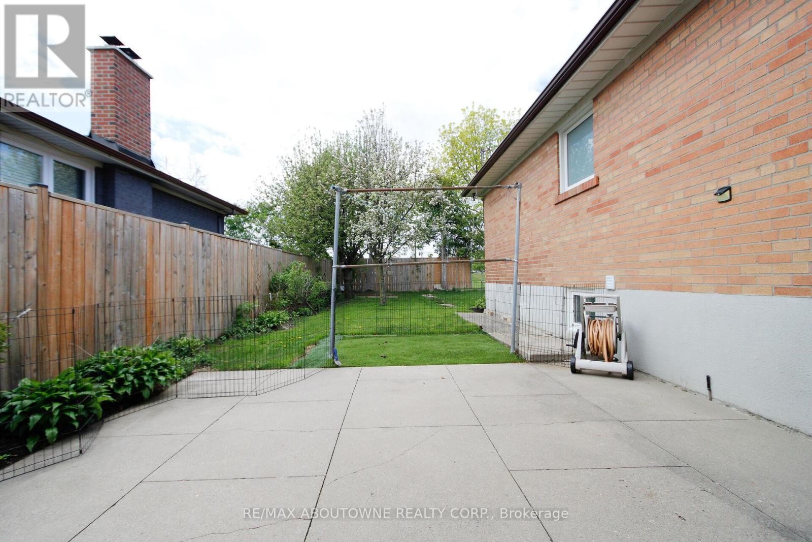 












3302 CARDROSS ROAD

,
Mississauga (Applewood),




Ontario
L4X2N2

