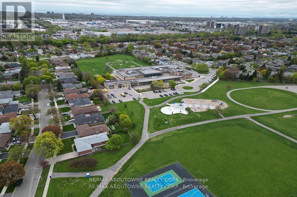 












3302 CARDROSS ROAD

,
Mississauga (Applewood),




Ontario
L4X2N2

