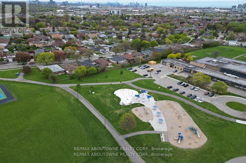 












3302 CARDROSS ROAD

,
Mississauga (Applewood),




Ontario
L4X2N2

