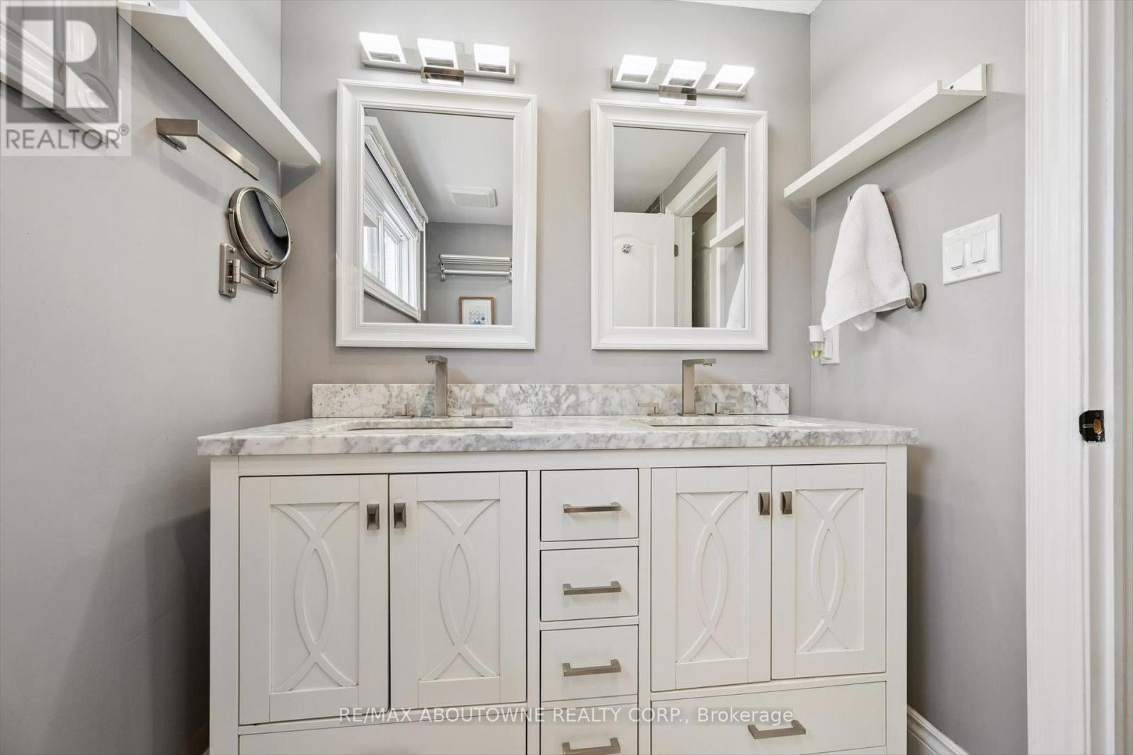 












395 MAIDSTONE CRESCENT

,
Oakville (GA Glen Abbey),




Ontario
L6M1C1

