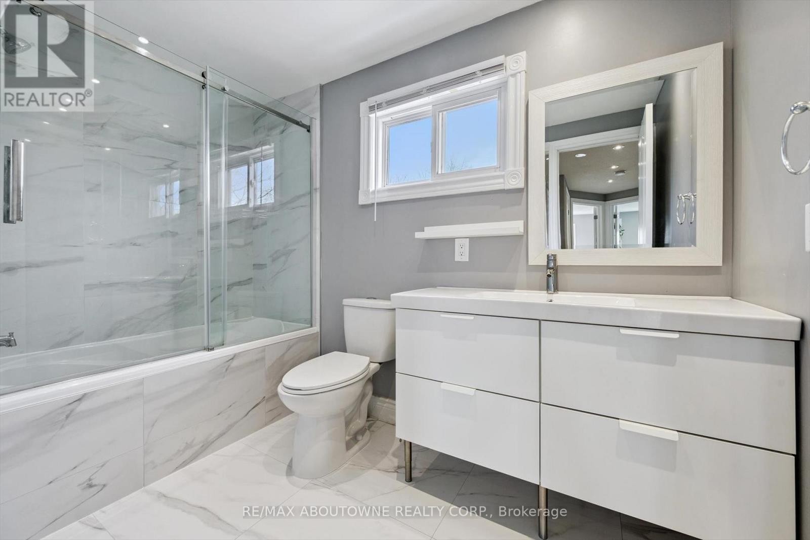 












395 MAIDSTONE CRESCENT

,
Oakville (GA Glen Abbey),




Ontario
L6M1C1

