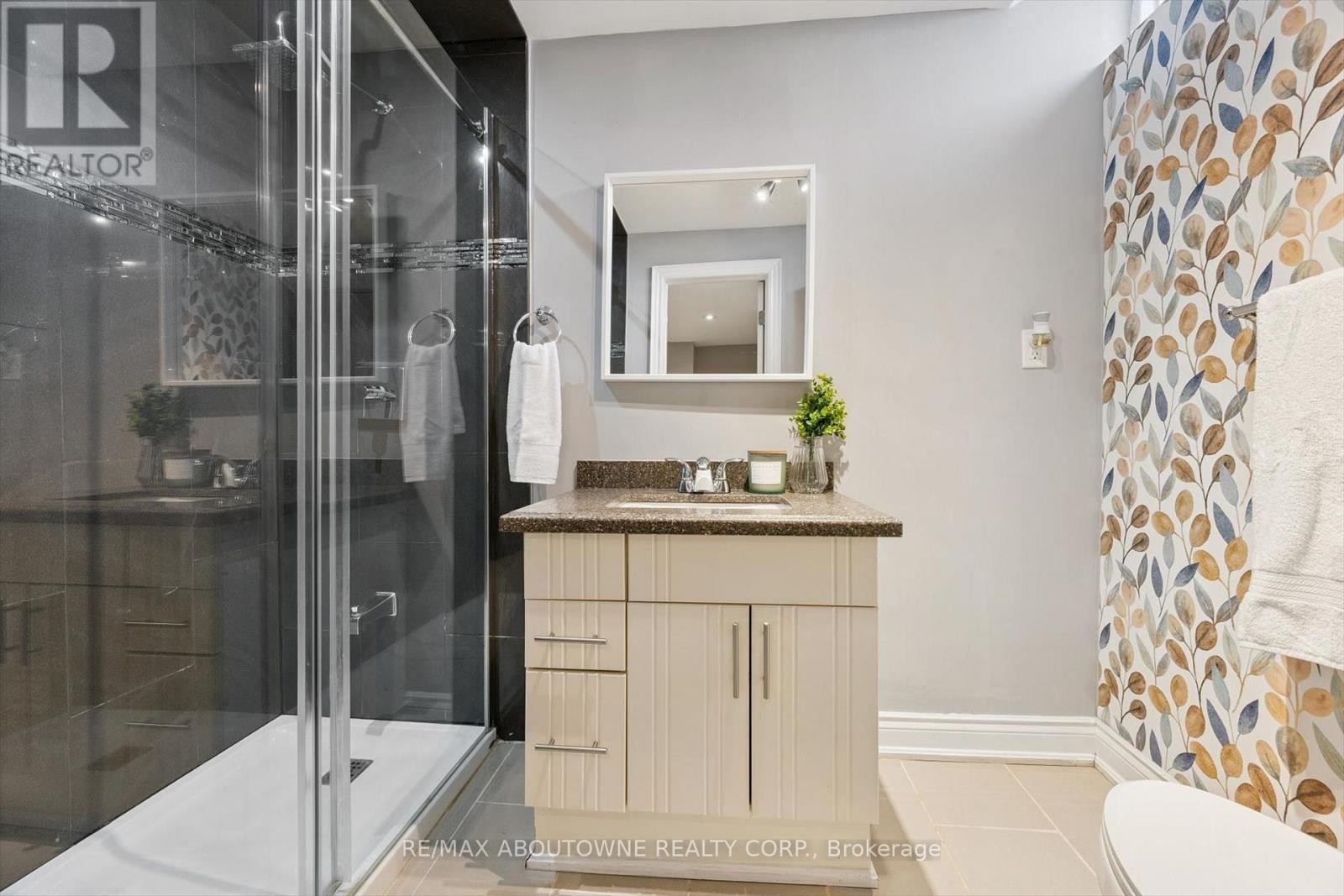 












395 MAIDSTONE CRESCENT

,
Oakville (GA Glen Abbey),




Ontario
L6M1C1

