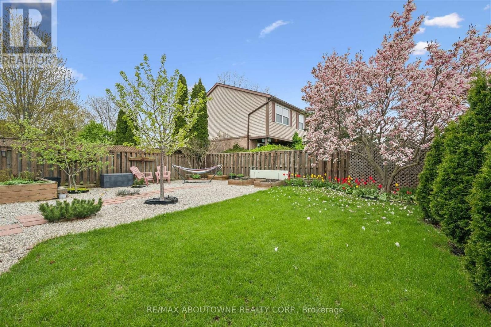 












395 MAIDSTONE CRESCENT

,
Oakville (GA Glen Abbey),




Ontario
L6M1C1


