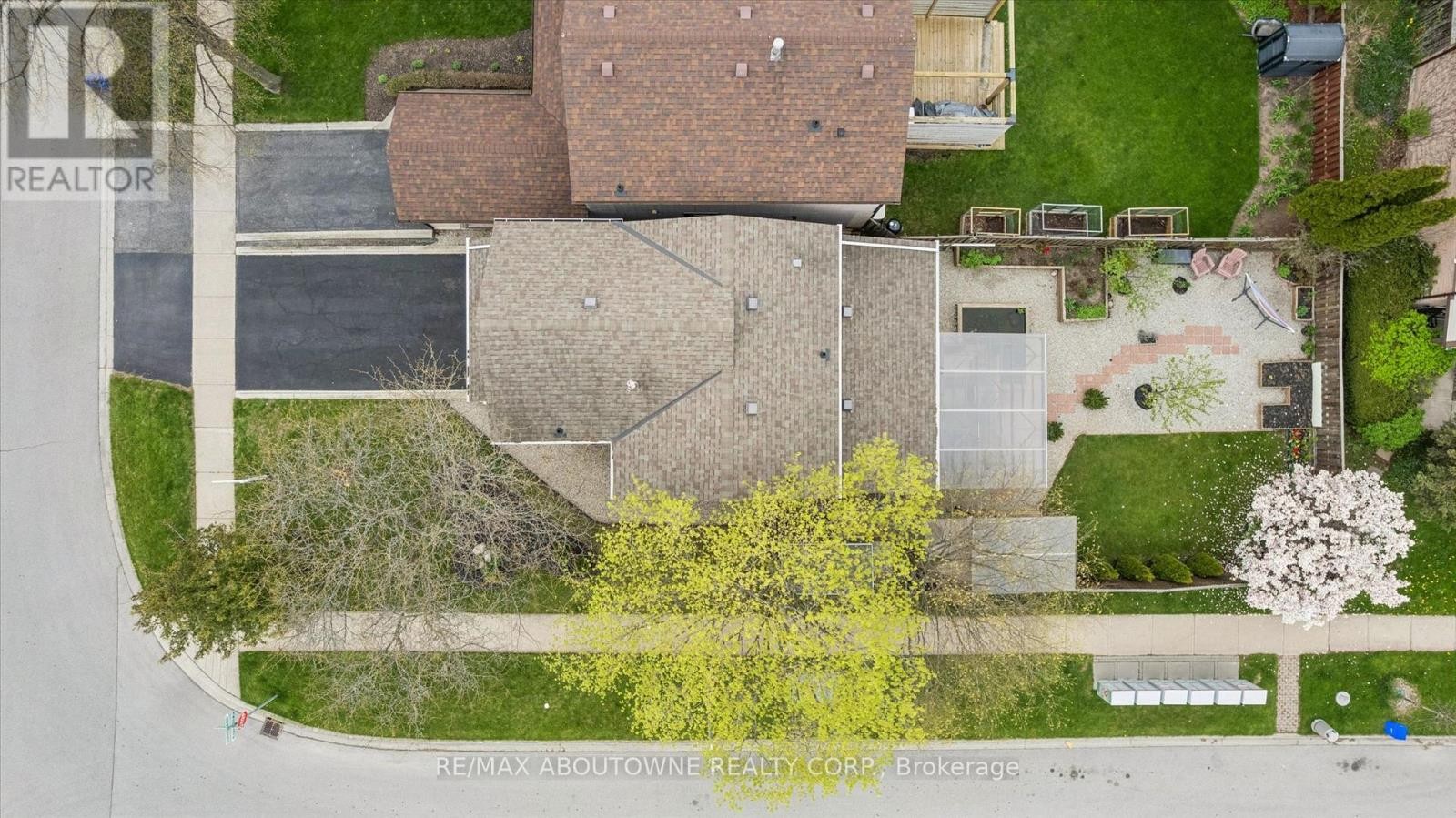 












395 MAIDSTONE CRESCENT

,
Oakville (GA Glen Abbey),




Ontario
L6M1C1

