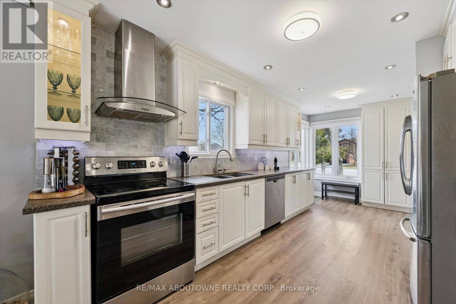 












395 MAIDSTONE CRESCENT

,
Oakville (GA Glen Abbey),




Ontario
L6M1C1

