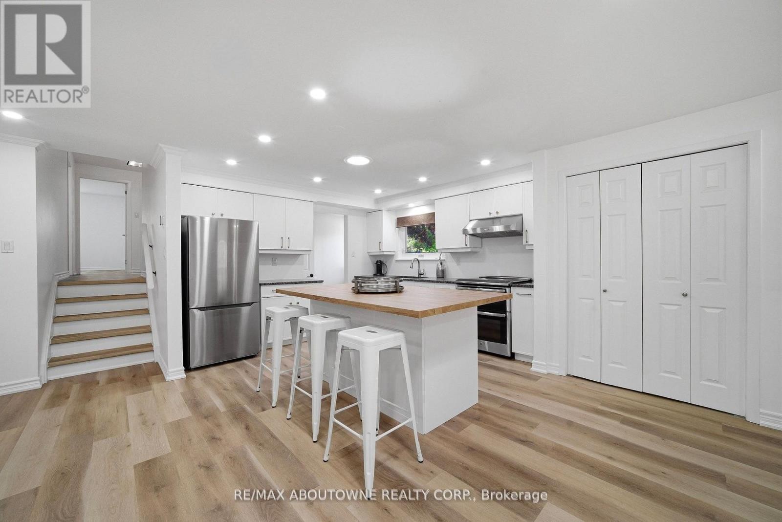 












2306 DEVON ROAD

,
Oakville (FD Ford),




Ontario
L6J5R4

