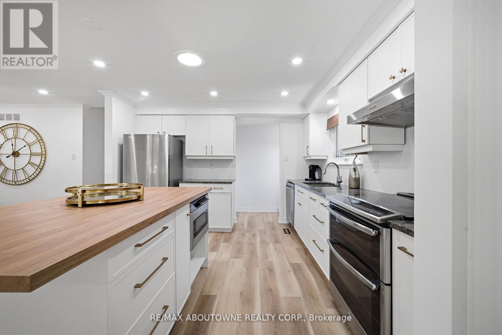 












2306 DEVON ROAD

,
Oakville (FD Ford),




Ontario
L6J5R4

