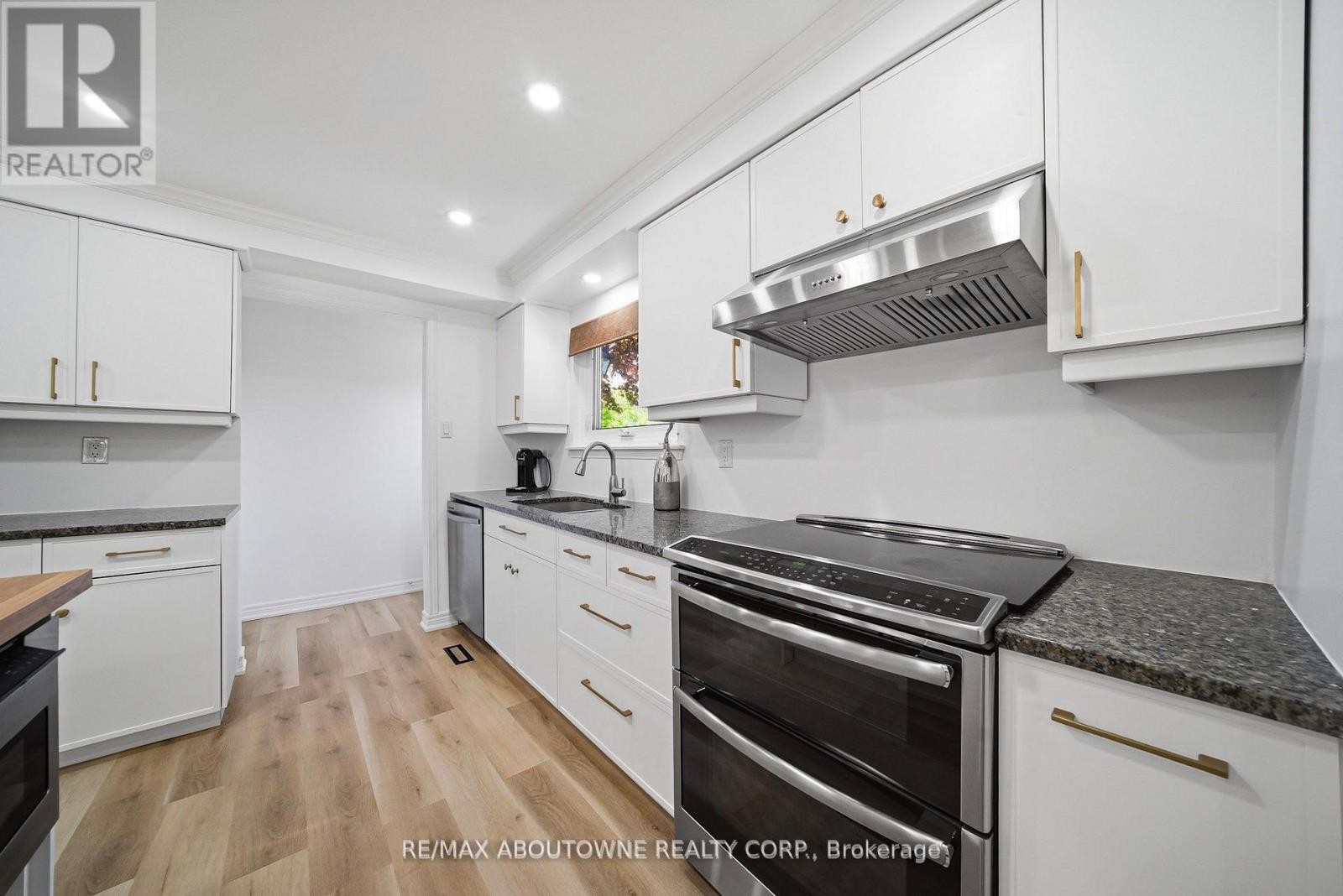 












2306 DEVON ROAD

,
Oakville (FD Ford),




Ontario
L6J5R4

