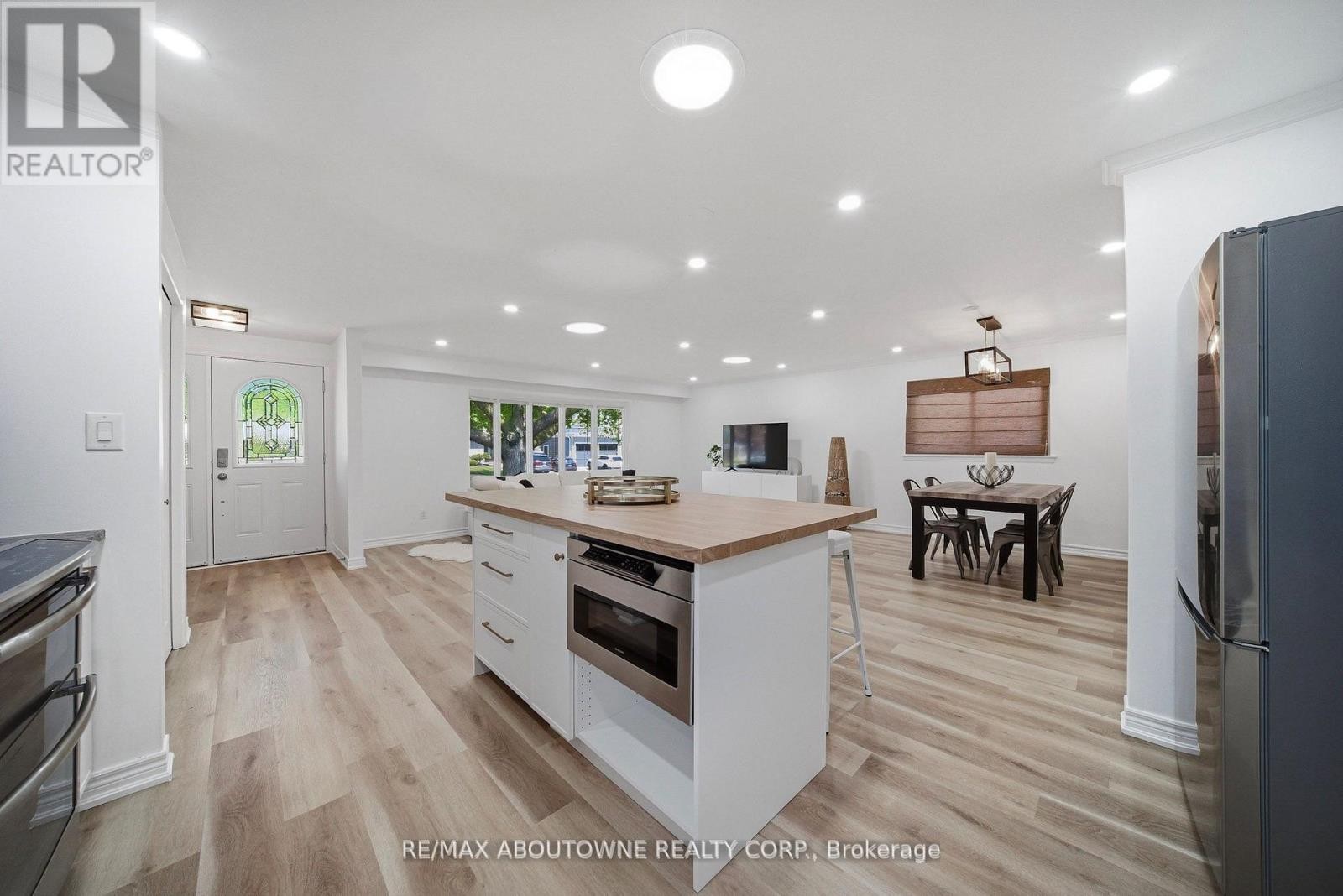 












2306 DEVON ROAD

,
Oakville (FD Ford),




Ontario
L6J5R4

