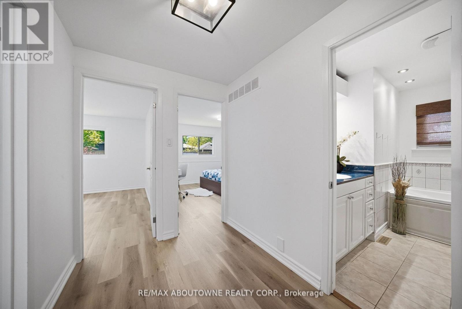 












2306 DEVON ROAD

,
Oakville (FD Ford),




Ontario
L6J5R4

