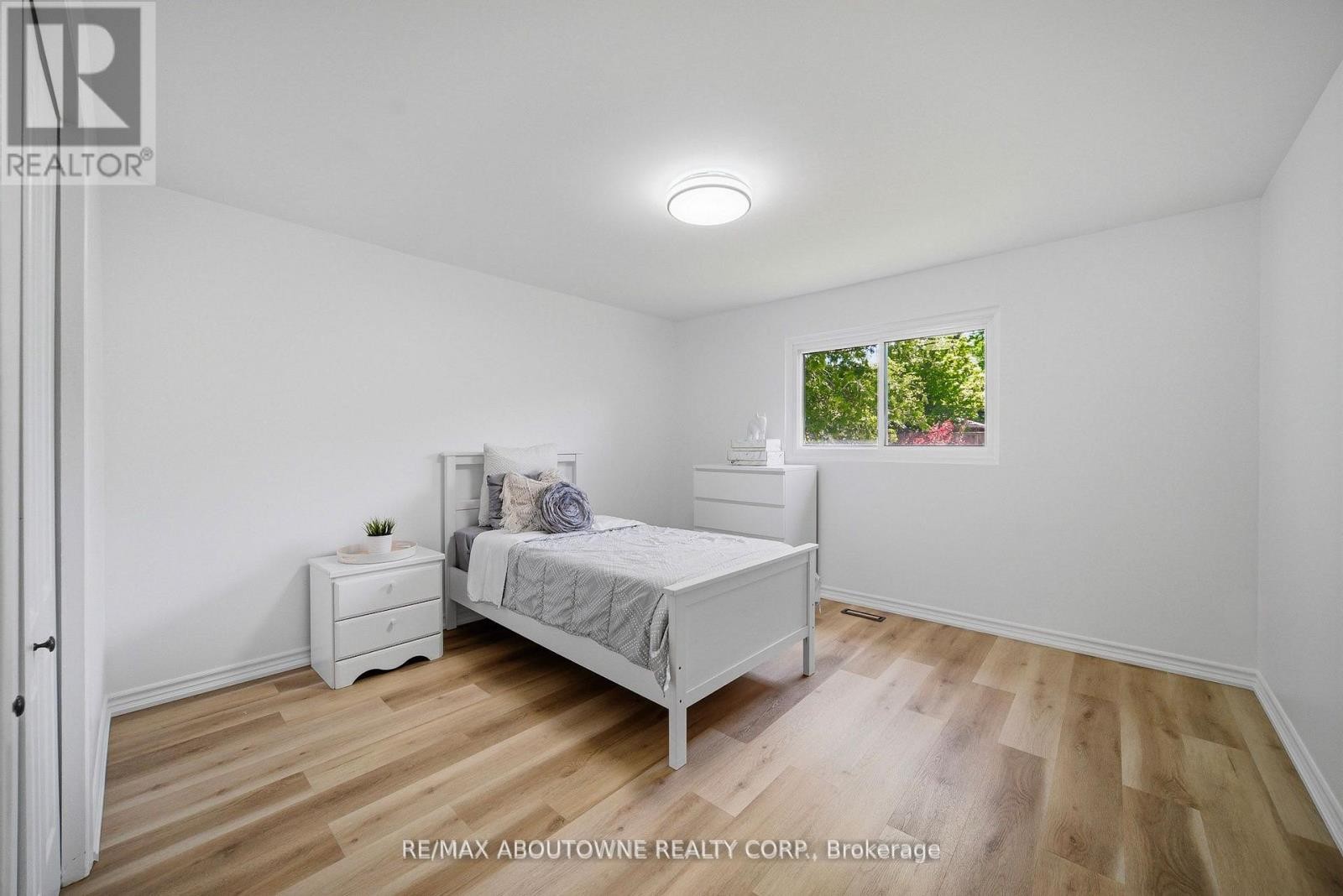 












2306 DEVON ROAD

,
Oakville (FD Ford),




Ontario
L6J5R4

