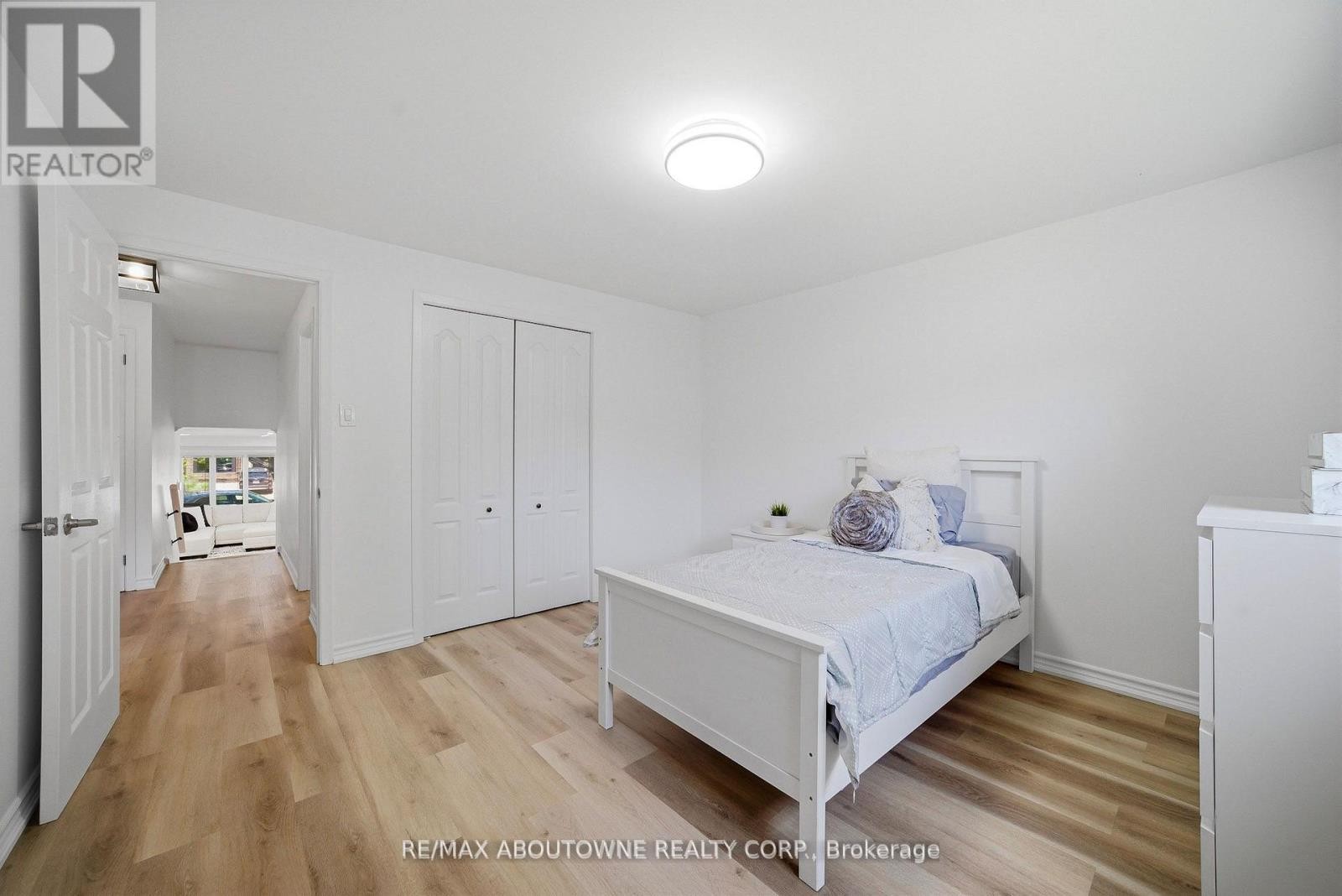 












2306 DEVON ROAD

,
Oakville (FD Ford),




Ontario
L6J5R4

