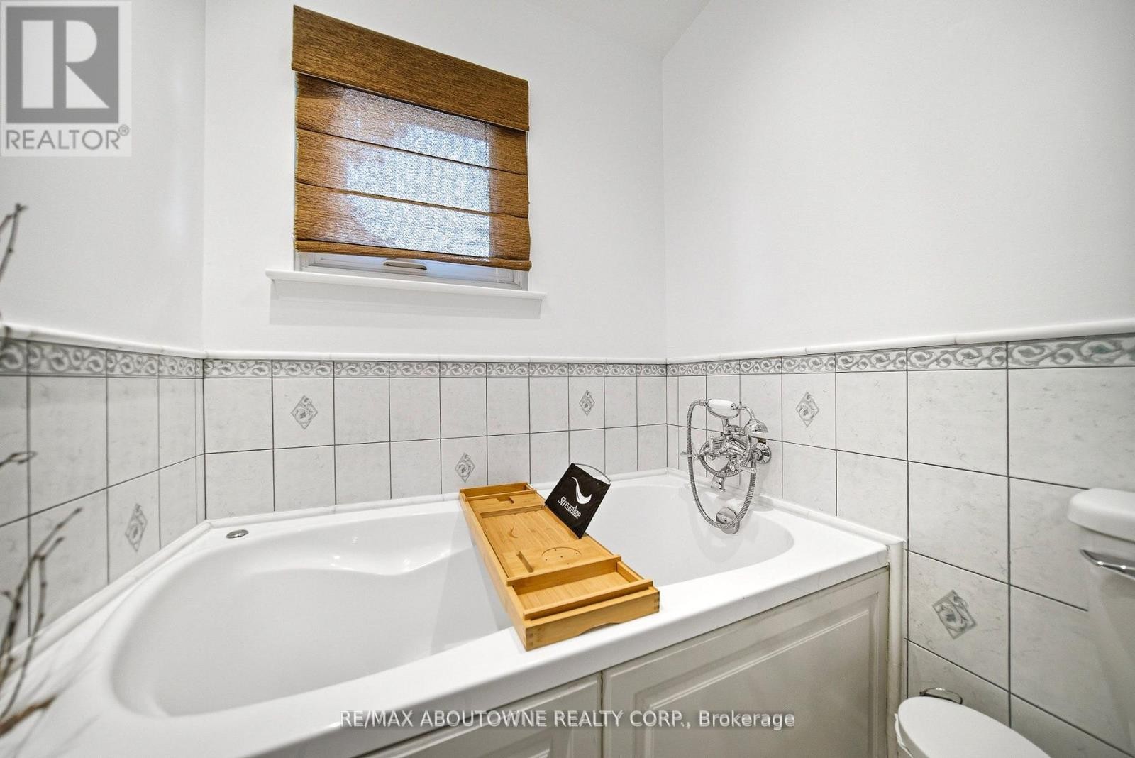 












2306 DEVON ROAD

,
Oakville (FD Ford),




Ontario
L6J5R4

