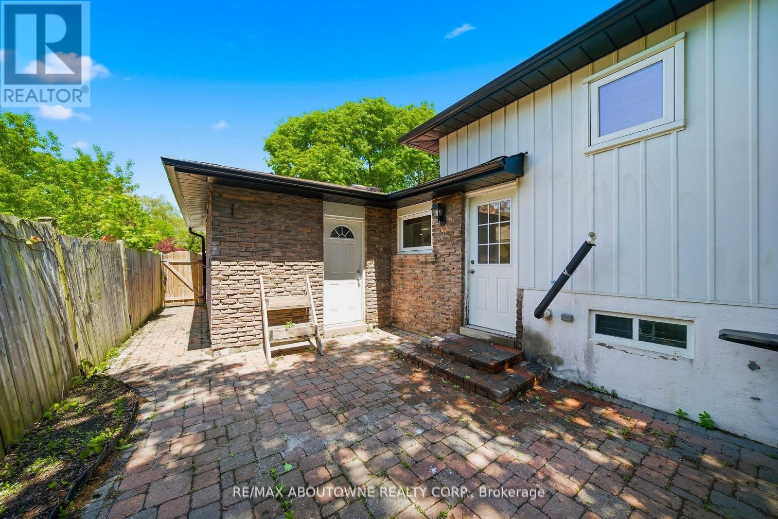 












2306 DEVON ROAD

,
Oakville (FD Ford),




Ontario
L6J5R4

