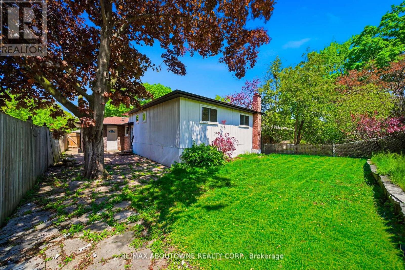 












2306 DEVON ROAD

,
Oakville (FD Ford),




Ontario
L6J5R4

