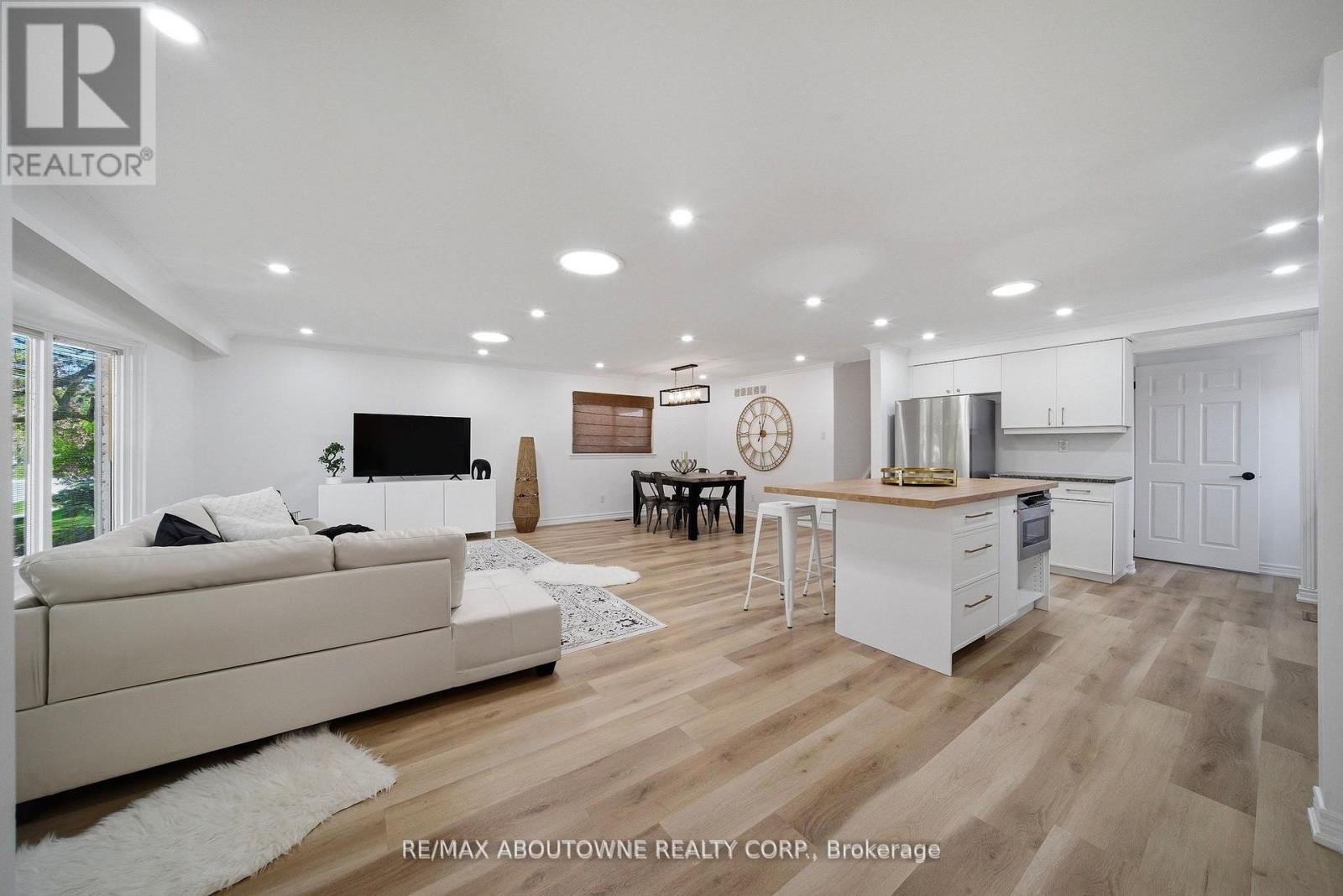 












2306 DEVON ROAD

,
Oakville (FD Ford),




Ontario
L6J5R4


