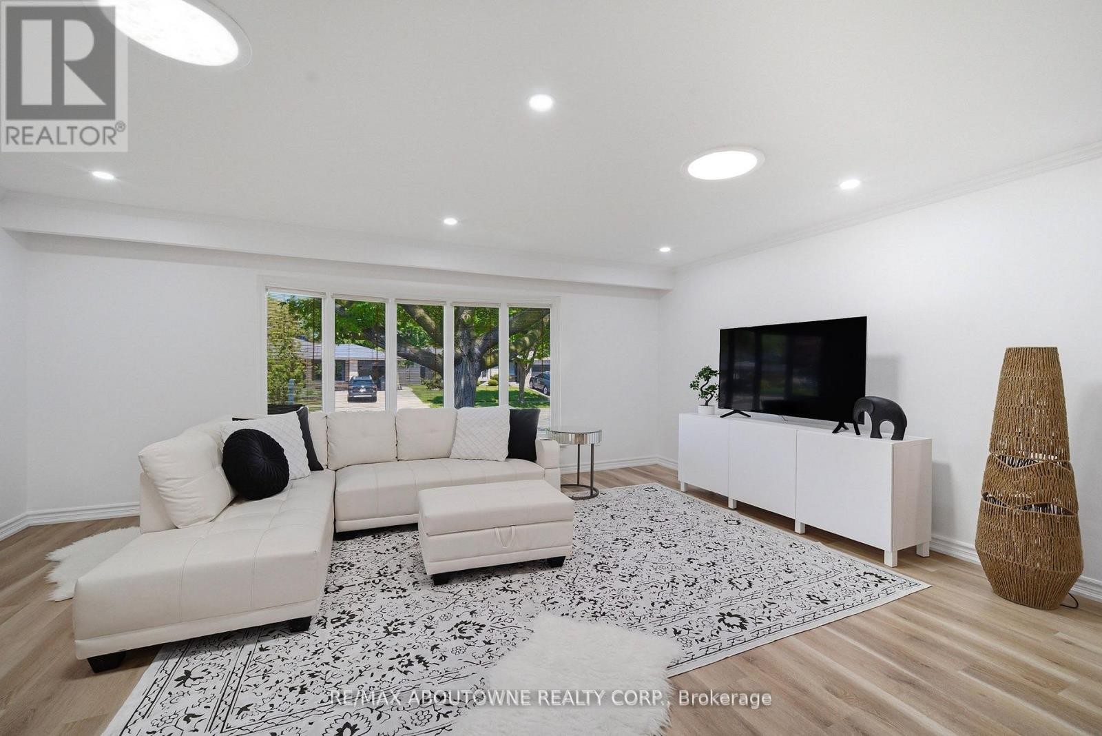 












2306 DEVON ROAD

,
Oakville (FD Ford),




Ontario
L6J5R4

