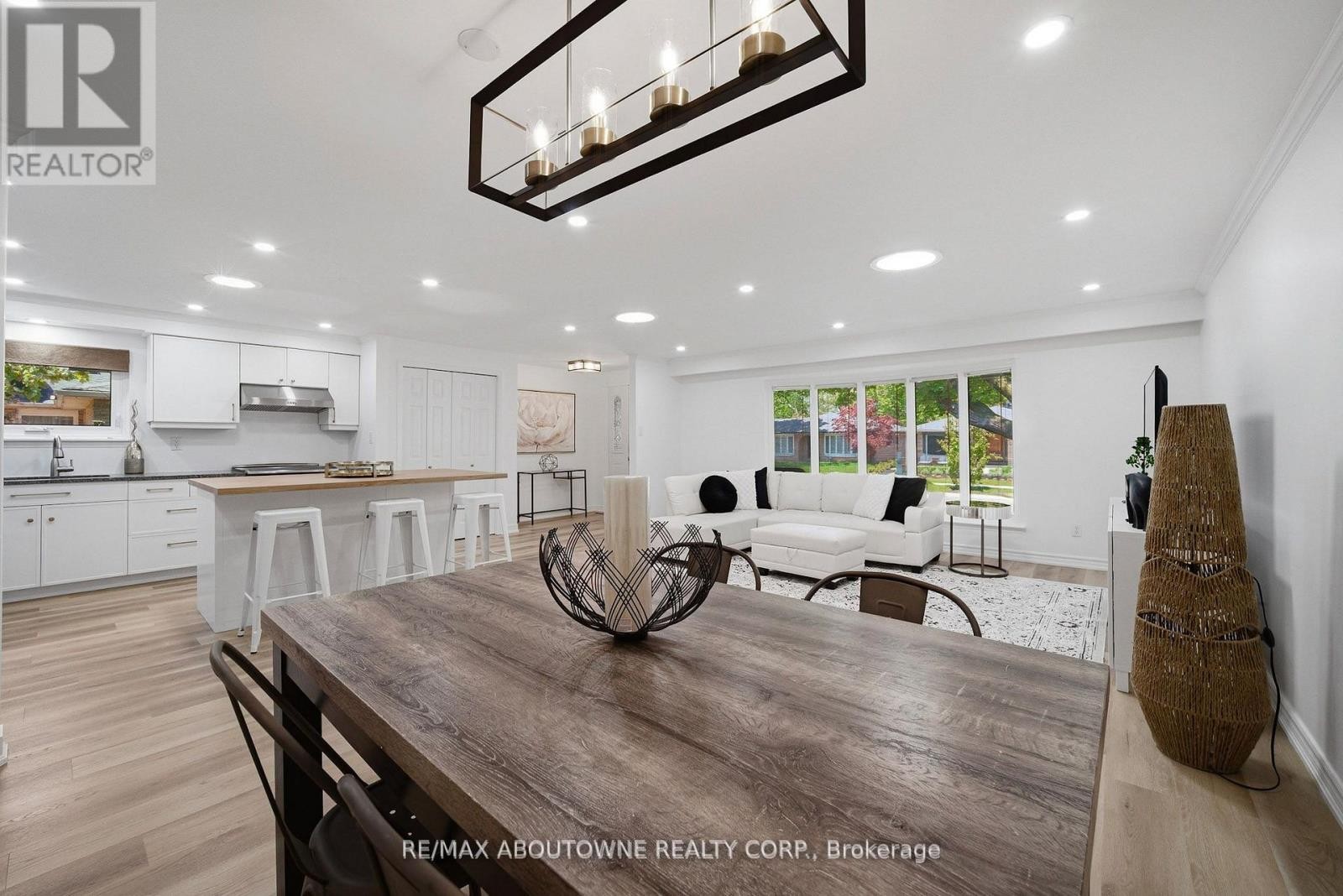 












2306 DEVON ROAD

,
Oakville (FD Ford),




Ontario
L6J5R4

