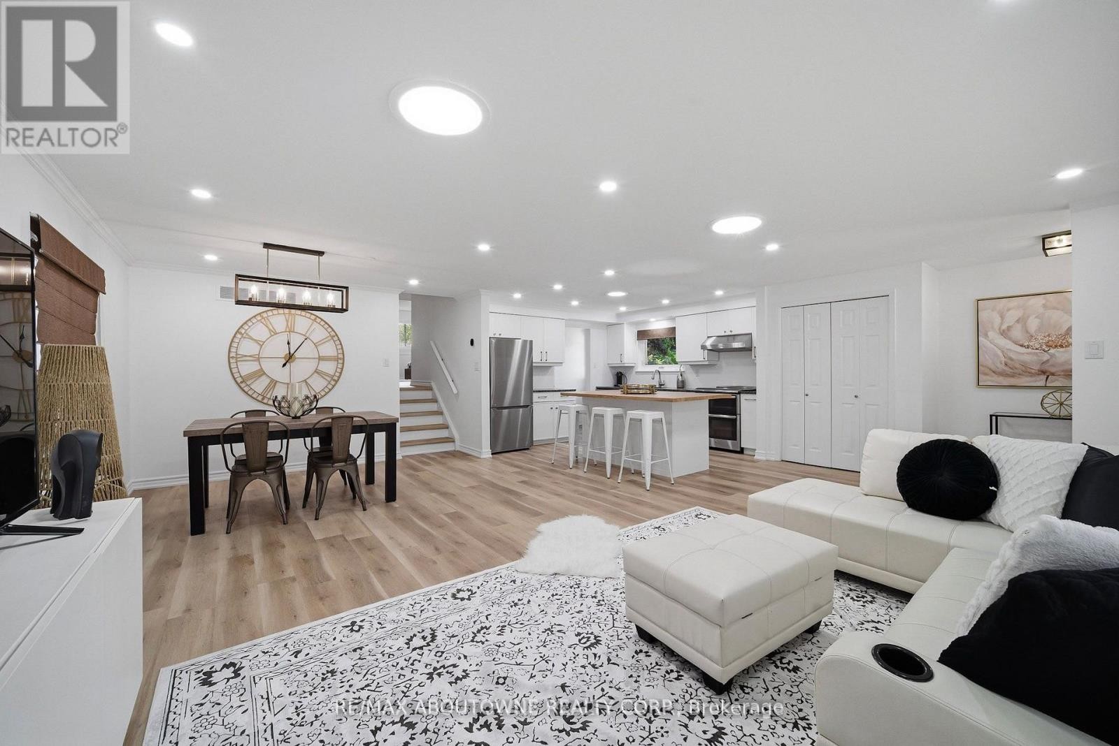 












2306 DEVON ROAD

,
Oakville (FD Ford),




Ontario
L6J5R4

