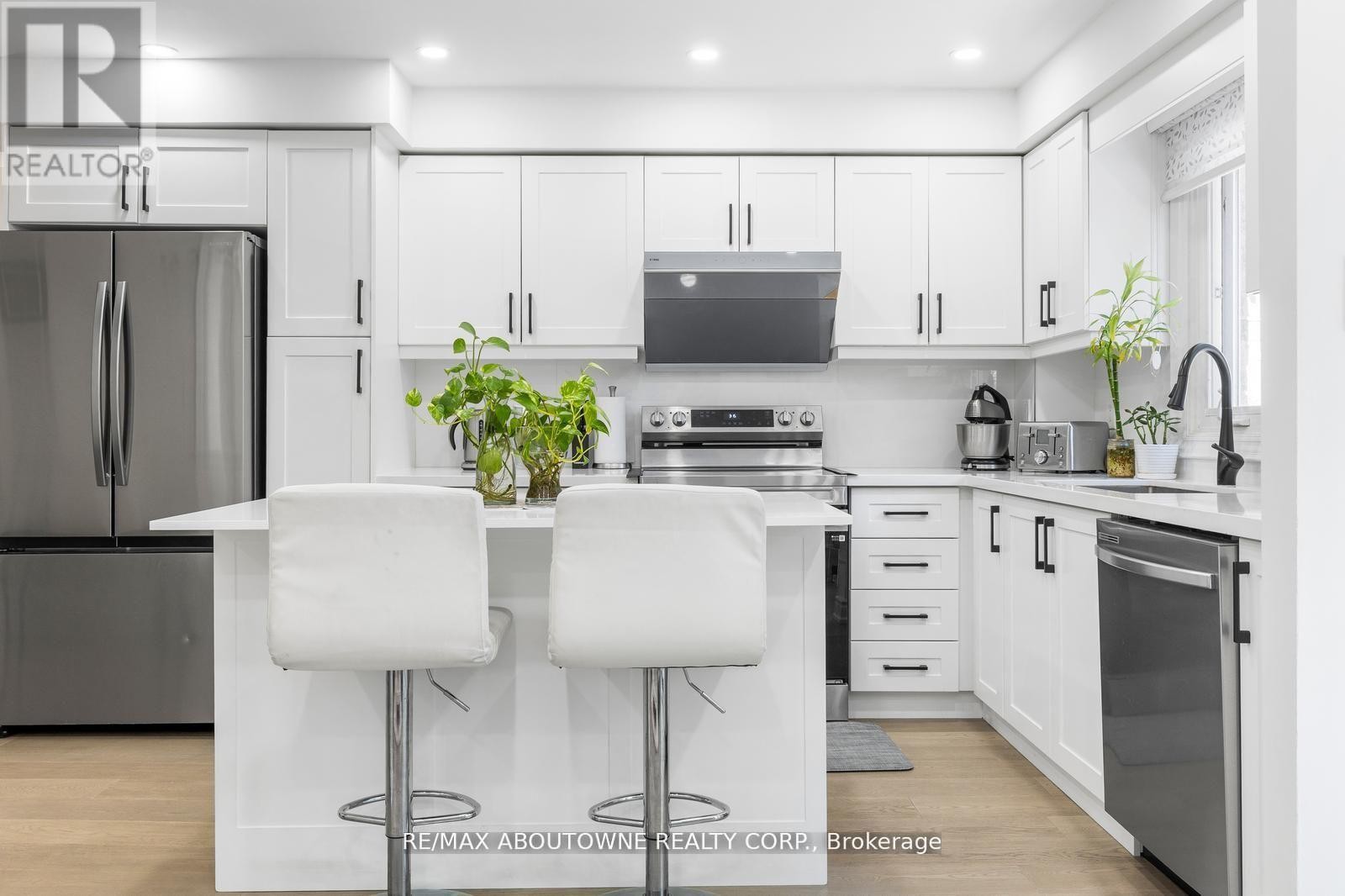 












1118 AVONDALE DRIVE

,
Oakville (WC Wedgewood Creek),




Ontario
L6H5L4


