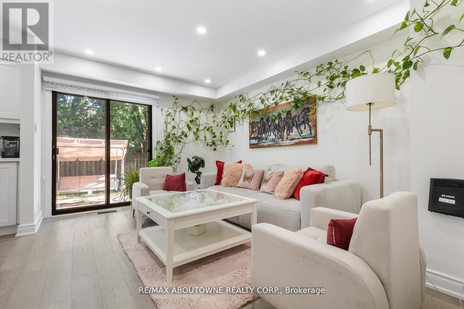 












1118 AVONDALE DRIVE

,
Oakville (WC Wedgewood Creek),




Ontario
L6H5L4

